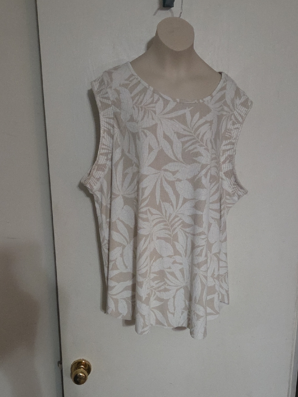 Ecothreads Sleeveless Leaf-Print Knit Top in Beige and White